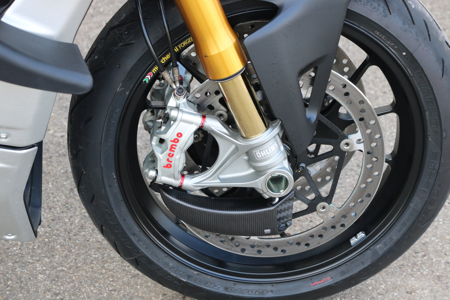 Remklauw Spacer Kit (4 st.) Ducati Monster 1200 R (2016-2019) rood gemonteerd op Streetfighter V4