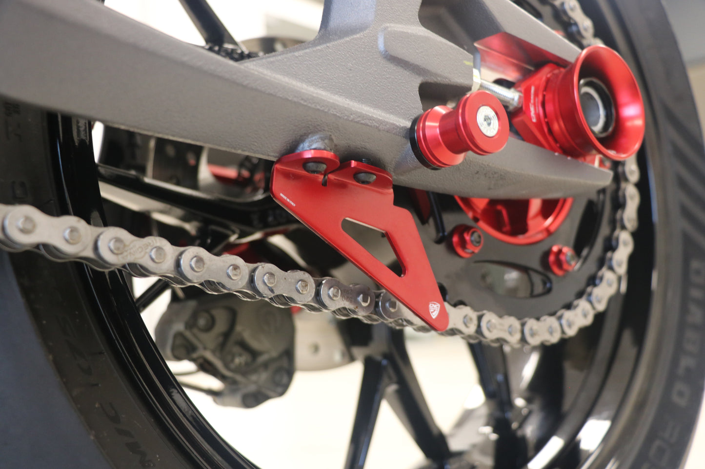 Kettingbeschermer (haaienvin) Ducati Panigale V2 MM93 (2026)