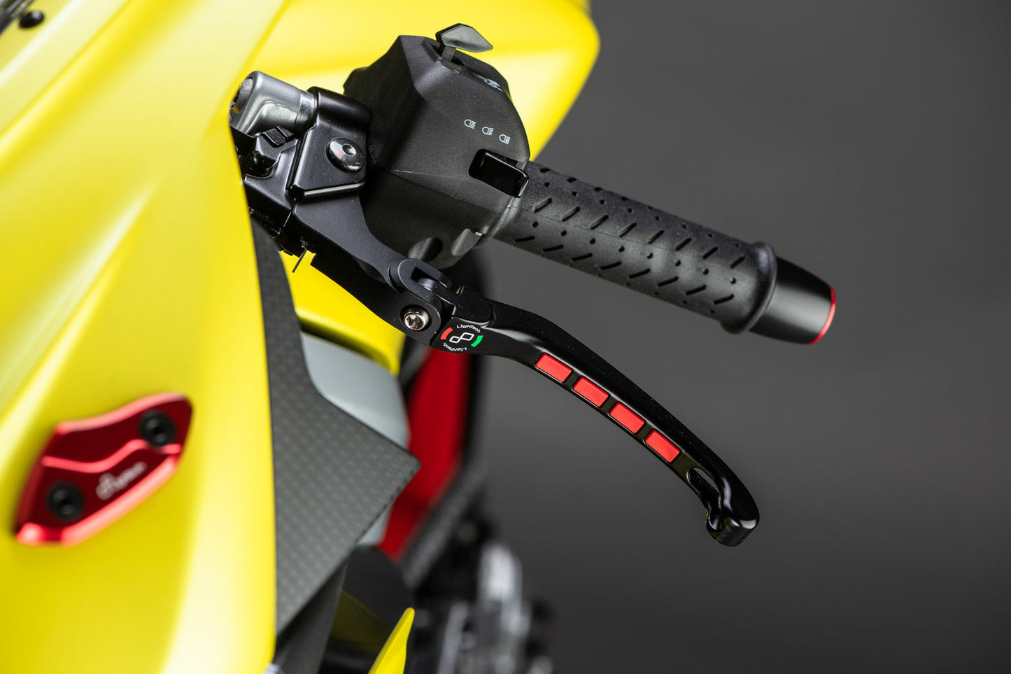 Lightech Alien magnesium opklapbare rem- en koppelingshendel set - Aprilia Tuono V4  (2021+) koppelingshendel vooraanzicht incl optionele rode inserts