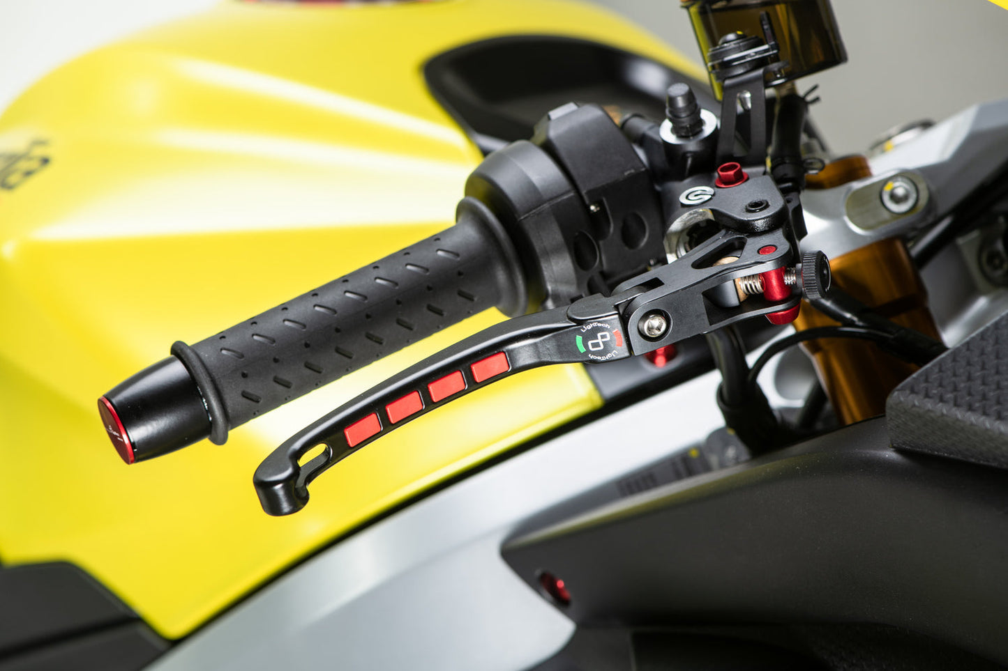 Lightech Alien magnesium opklapbare rem- en koppelingshendel set - Aprilia RSV4 APRC  (2011 - 2015) remhendel vooraanzicht incl optionele rode inserts
