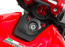 ZA967Y contactslotcover carbon Ducati Monster 821 1200 en 1200R gemonteerd op foto met rode boutenset KV39R