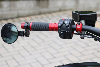 Stuurgewichtset 'Mini' CNC Racing Ducati Monster V2 (2026+) rechts rood gemonteerd in combinatie met CNC Racing bar-end spiegels en handvatten