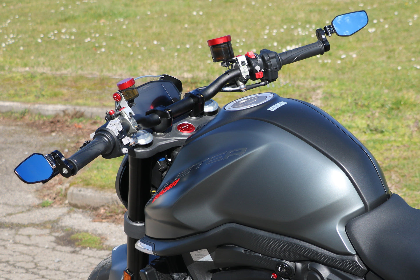 Bar-End Spiegel Evo rechts MR711 CNC Racing BMW C 600 Sport (2011+) gemonteerd op Monster omhoog geplaatst