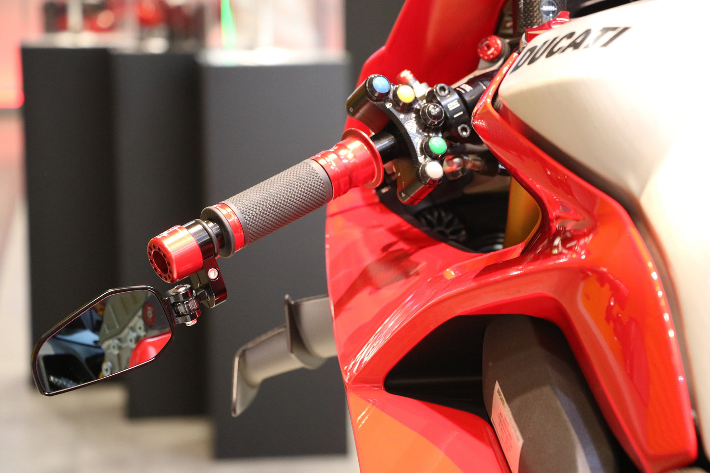Bar-End spiegel Evo links MR712 CNC Racing Aprilia RSV Mille (2004-2005) gemonteerd op Panigale V4 met glas zichtbaar