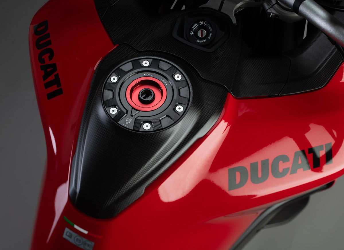 Fast Key kern voor CNC Racing tankdop Yamaha YZF-R7 (2022-2025) rood-zwart gemonteerd op Multistrada ter voorbeeld