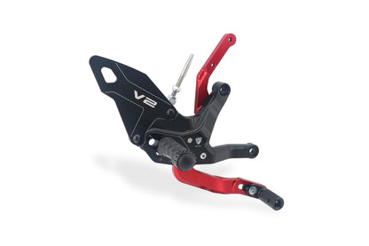 CNC Racing PE418BR remschakelset rechts – zwart met rode hevel – verstelbare voetpositie en raceklare afwerking – Ducati Panigale V2/V2S (2025+).