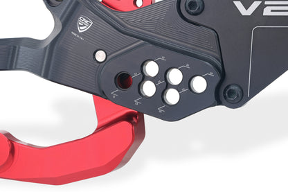 Detail van de CNC Racing PE418 verstelbare remschakelset – zes instelposities met gravering voor precieze afstelling, Ducati Panigale V2/V2S.