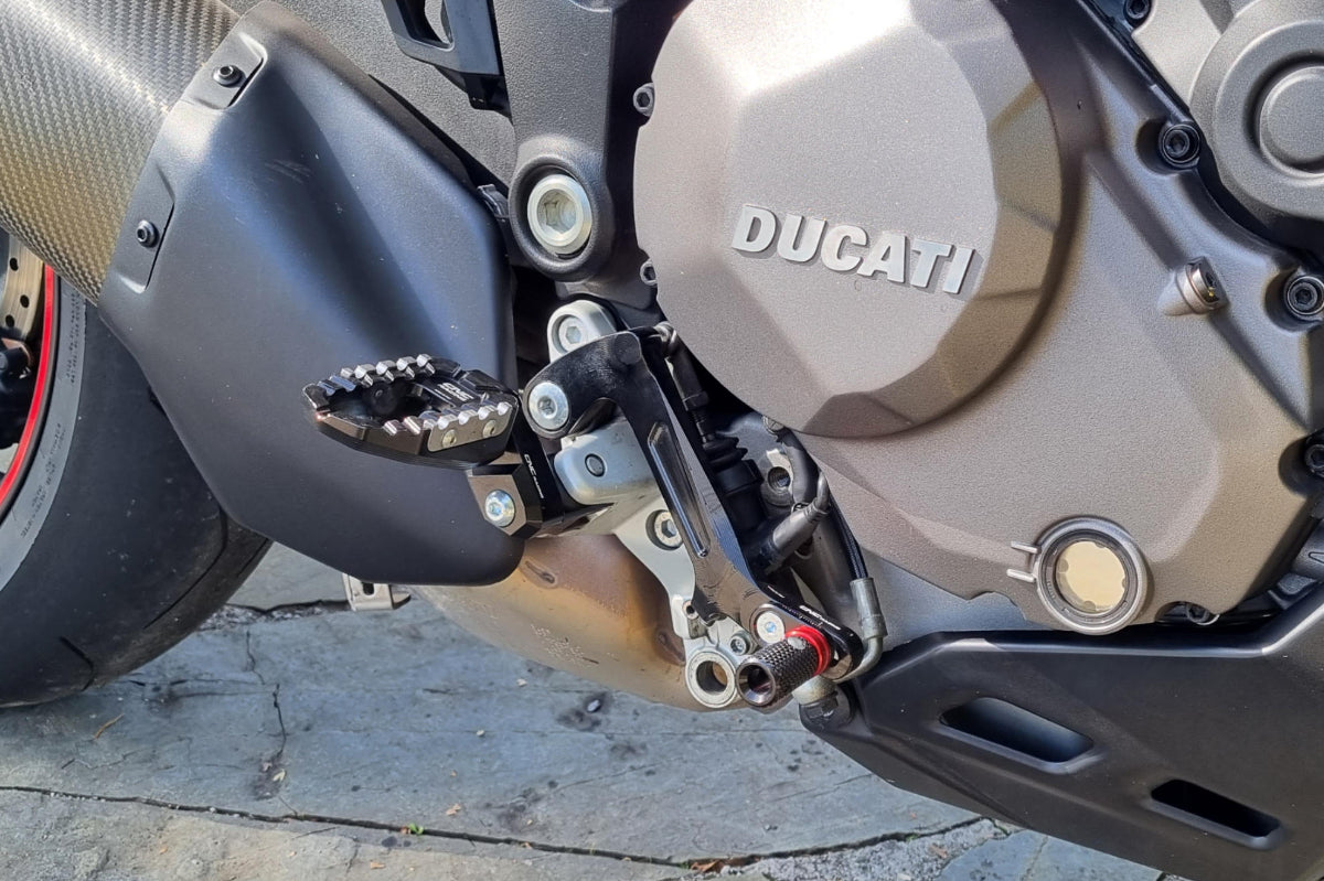 Berijder voetsteunen set 'Touring' Ducati Multistrada 1200 (2010-2012) zwart gemonteerd