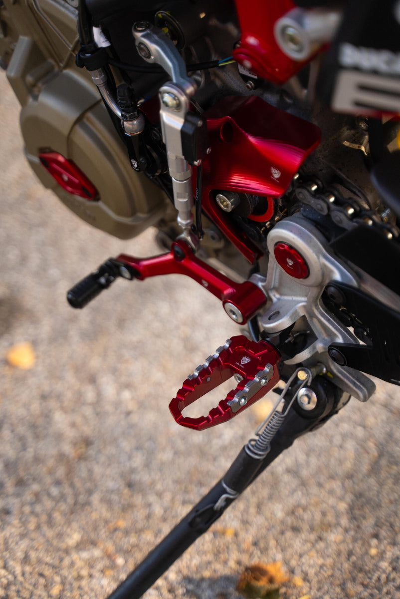 Berijder voetsteunen set 'Touring' MV Agusta Brutale 800 RR (2018+) rood gemonteerd
