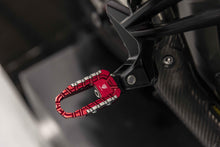 Passagier voetsteunen set 'Offroad' Ducati Hypermotard 1100 EVO (2010-2012) rood gemonteerd