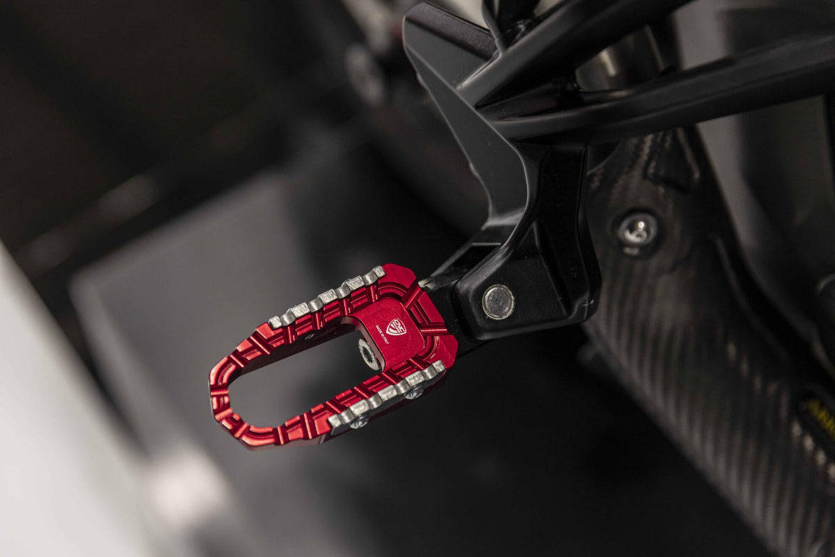 Passagier voetsteunen set 'Offroad' MV Agusta Dragster 800 RR E5 (2021+) rood gemonteerd