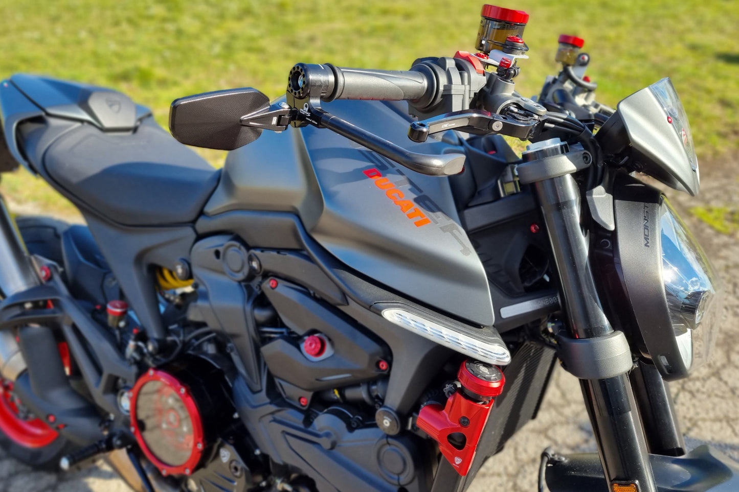 Voordeelpakket bar-end spiegels en hendelbeschermers - Pramac Racing Limited Edition Yamaha MT-07 (2013-2017) rechter spiegel en hevelbeschermer gemonteerd op Monster