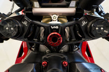 Kroonplaatmoer Ducati Streetfighter V4 SP (2022+) rood gemonteerd in zwarte kroonplaat