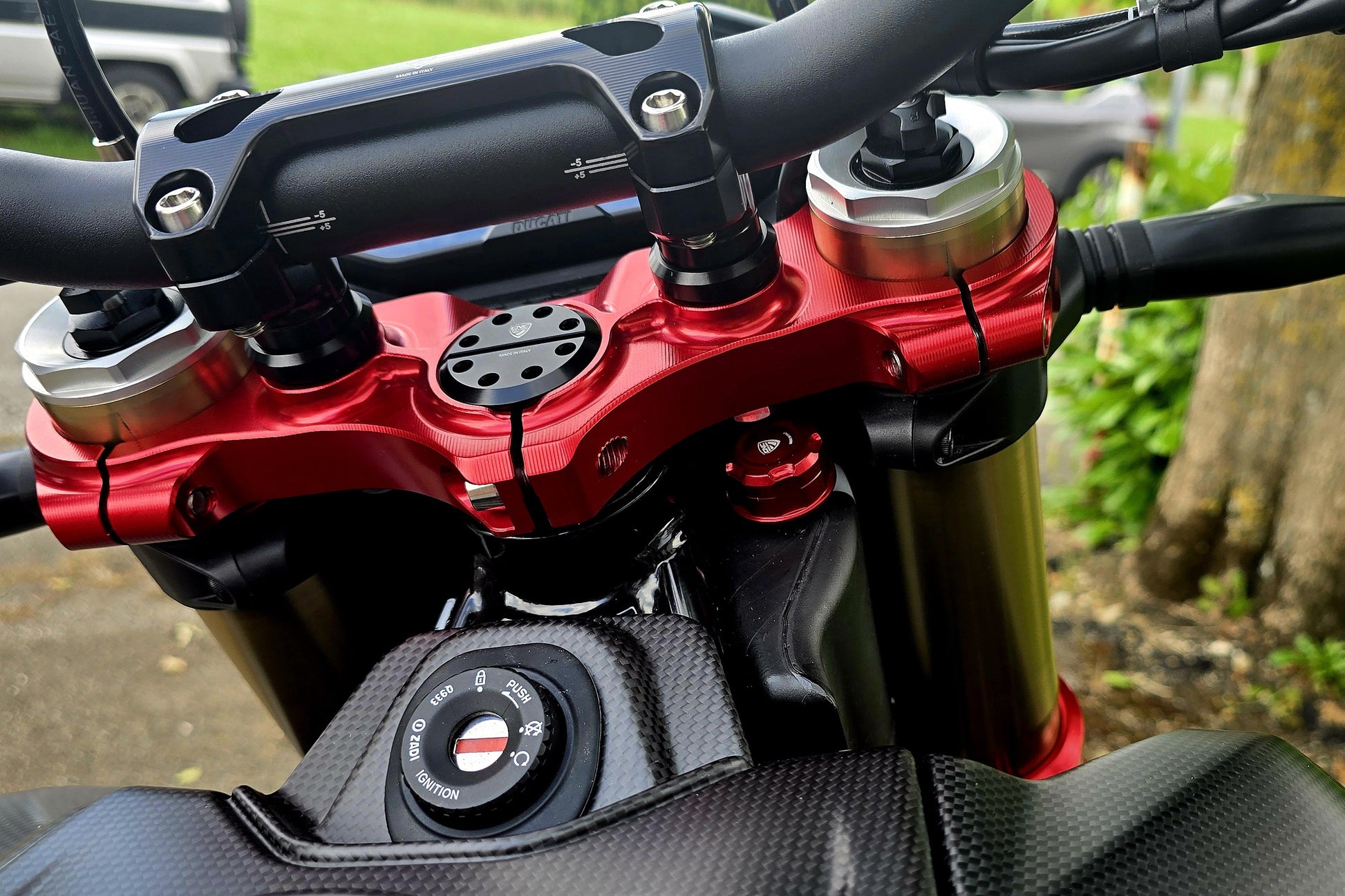 Balhoofd moer CNC Racing Ducati Scrambler Icon Dark (2020-2022) zwart gemonteerd op Hypermotard 698