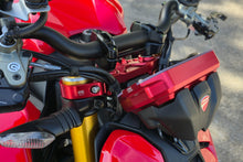 Rode CNC Racing dashboardbeschermer naast het stuur van de Ducati