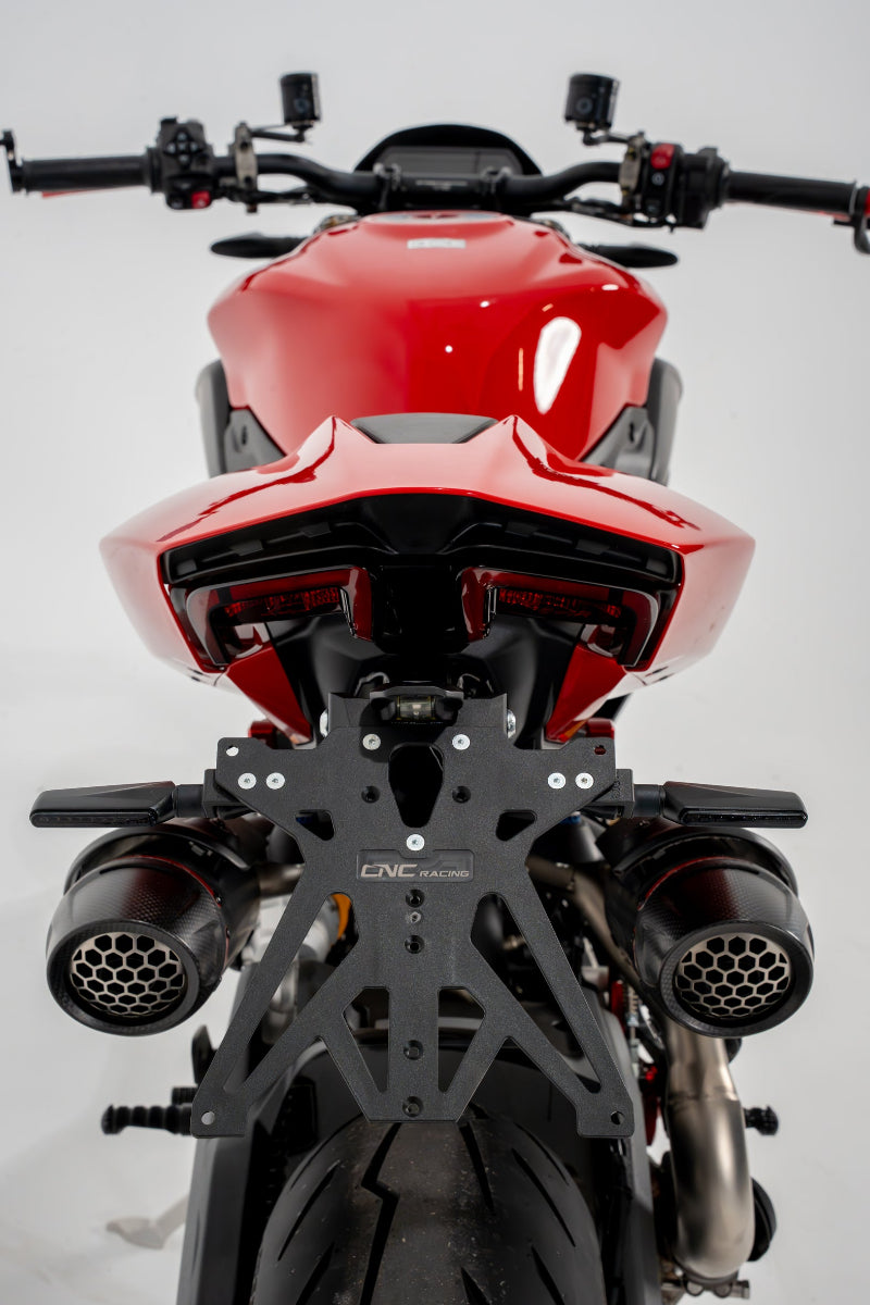 LED knipperlichtset Wing – CNC Racing – smoke lens – KTM 1290 Super Duke R (2013-2016) gemonteerd op kentekenplaathouder zijaanzicht