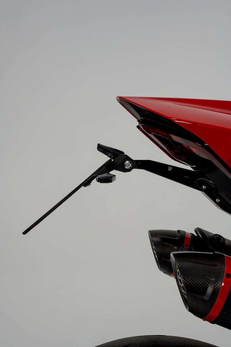 LED knipperlichtset Wing – CNC Racing – smoke lens – Ducati Monster S2R 800 (2005-2008) gemonteerd op kentekenplaathouder achteraanzicht