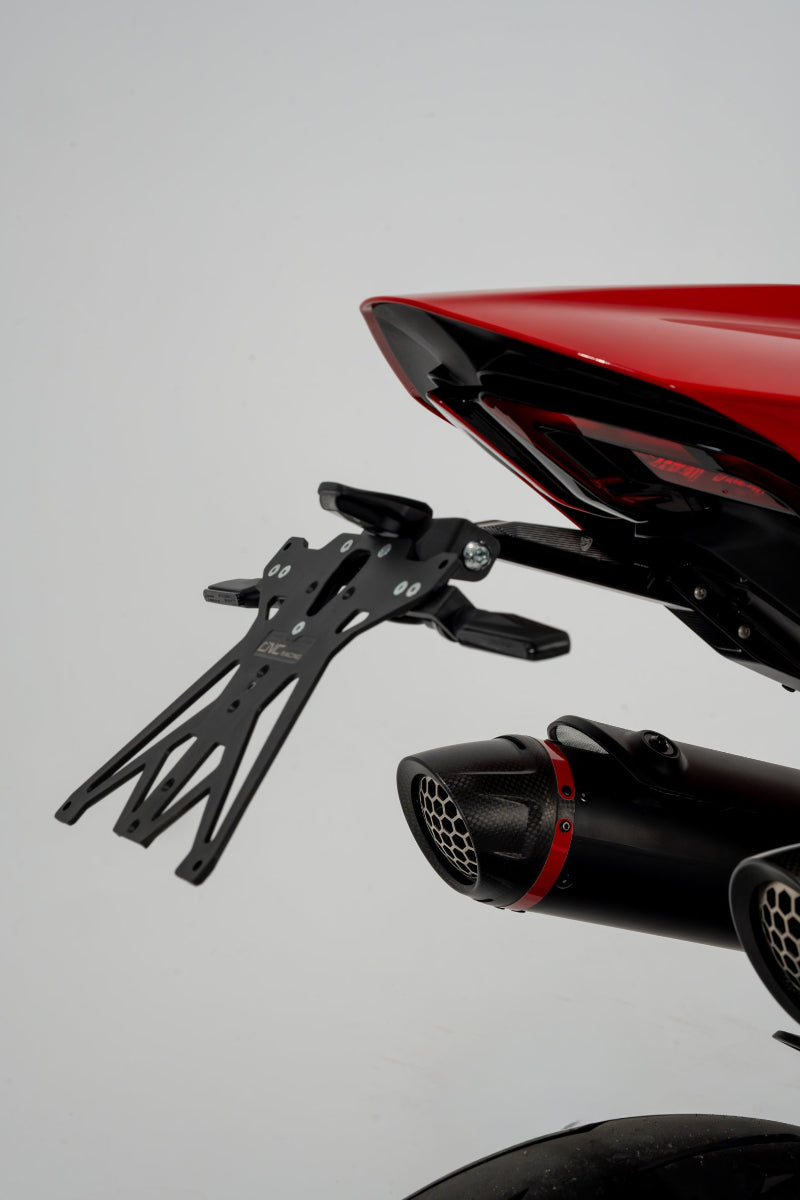 LED knipperlichtset Wing – CNC Racing – smoke lens – Ducati Streetfighter 848 (2012-2016) gemonteerd op kentekenplaathouder
