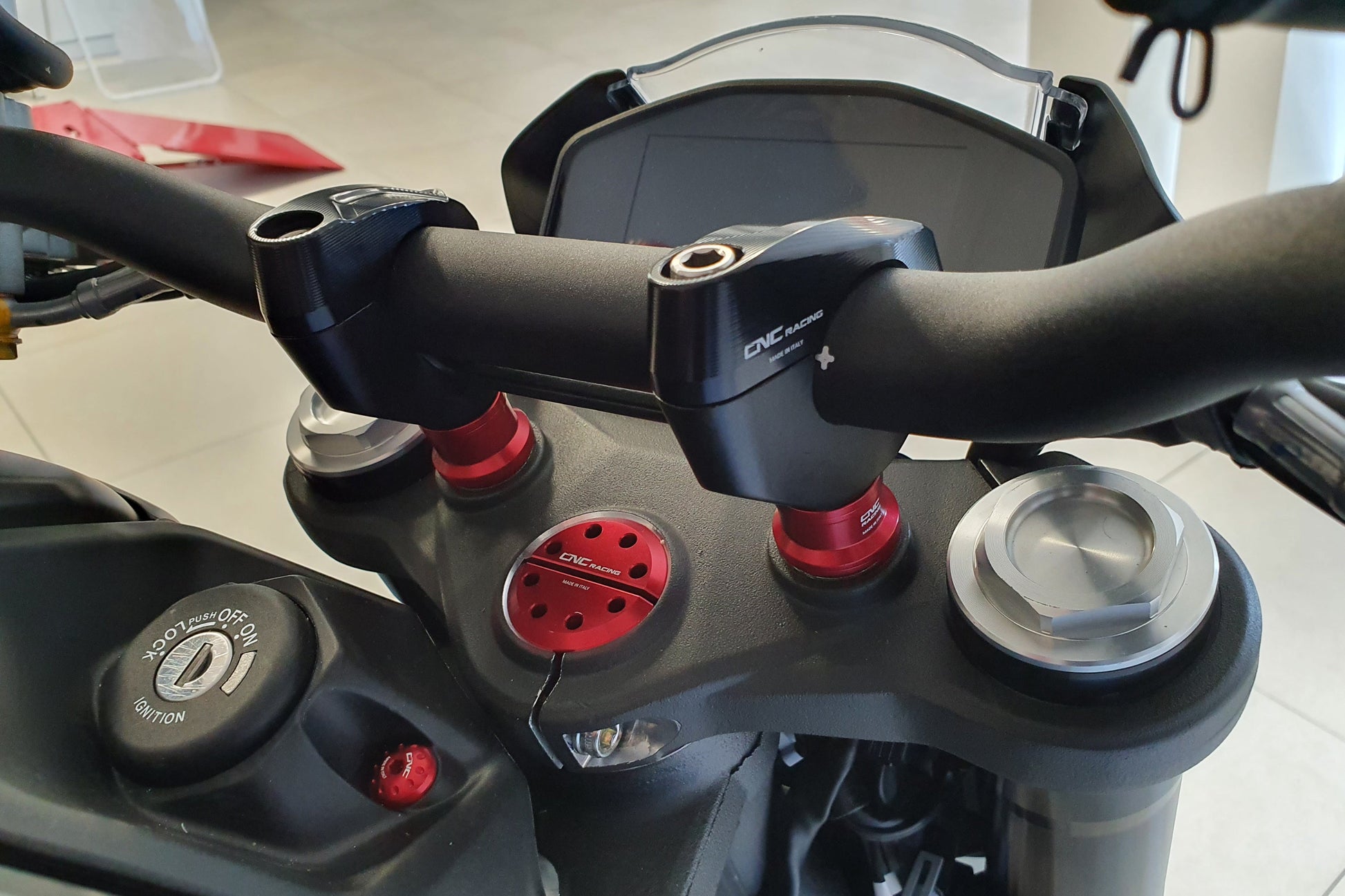 Balhoofd moer CNC Racing Ducati 748 (1995-2003) rood gemonteerd op Monster