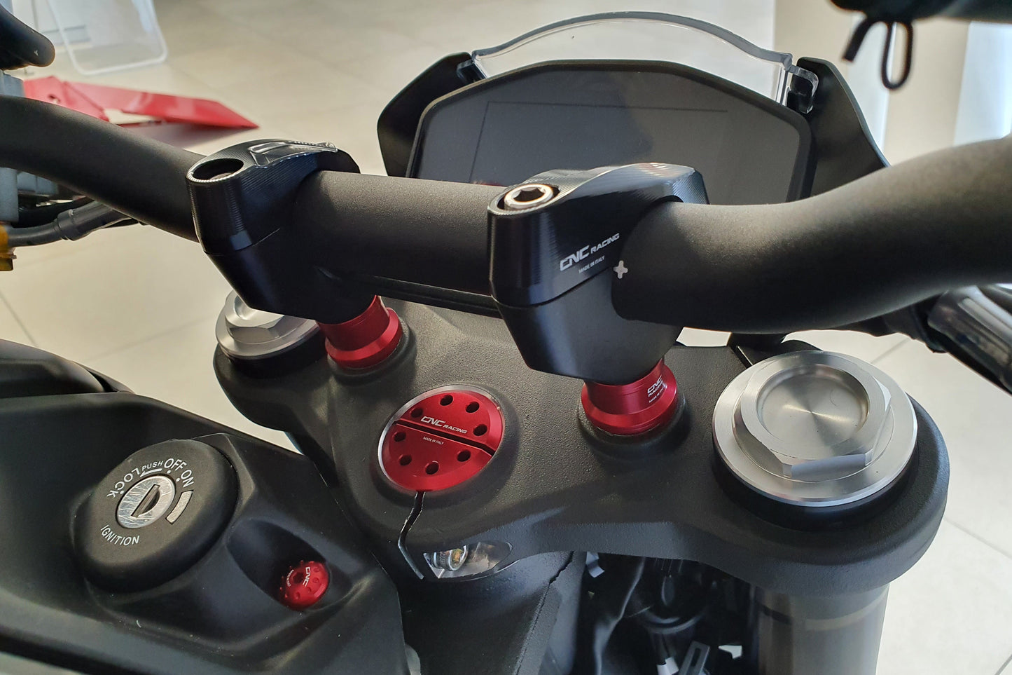 Balhoofd moer CNC Racing Ducati Diavel V4 (2023+) rood gemonteerd op Monster