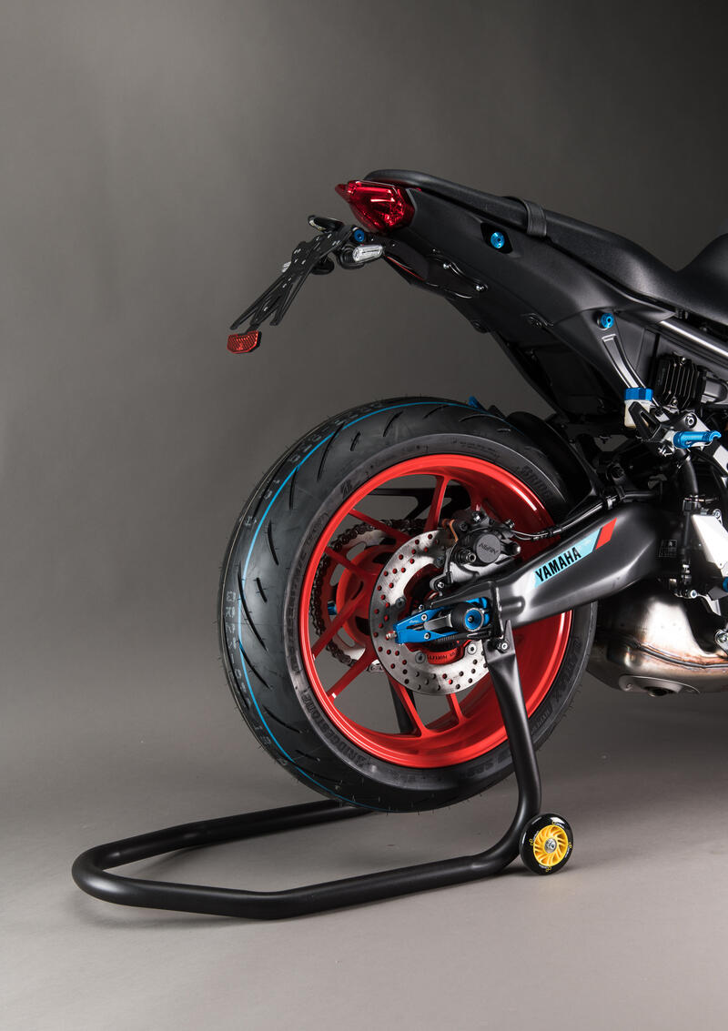 Paddock stand lichtgewicht vaste haken rechter zijaanzicht achteraanzicht gemonteerd