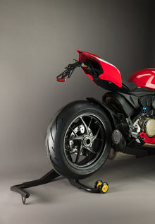 Lightech enkelzijdige paddockstand staal incl. 42,7mm pen MV Agusta Brutale 1078 RR (2007-2011) zijaanzicht gemonteerd
