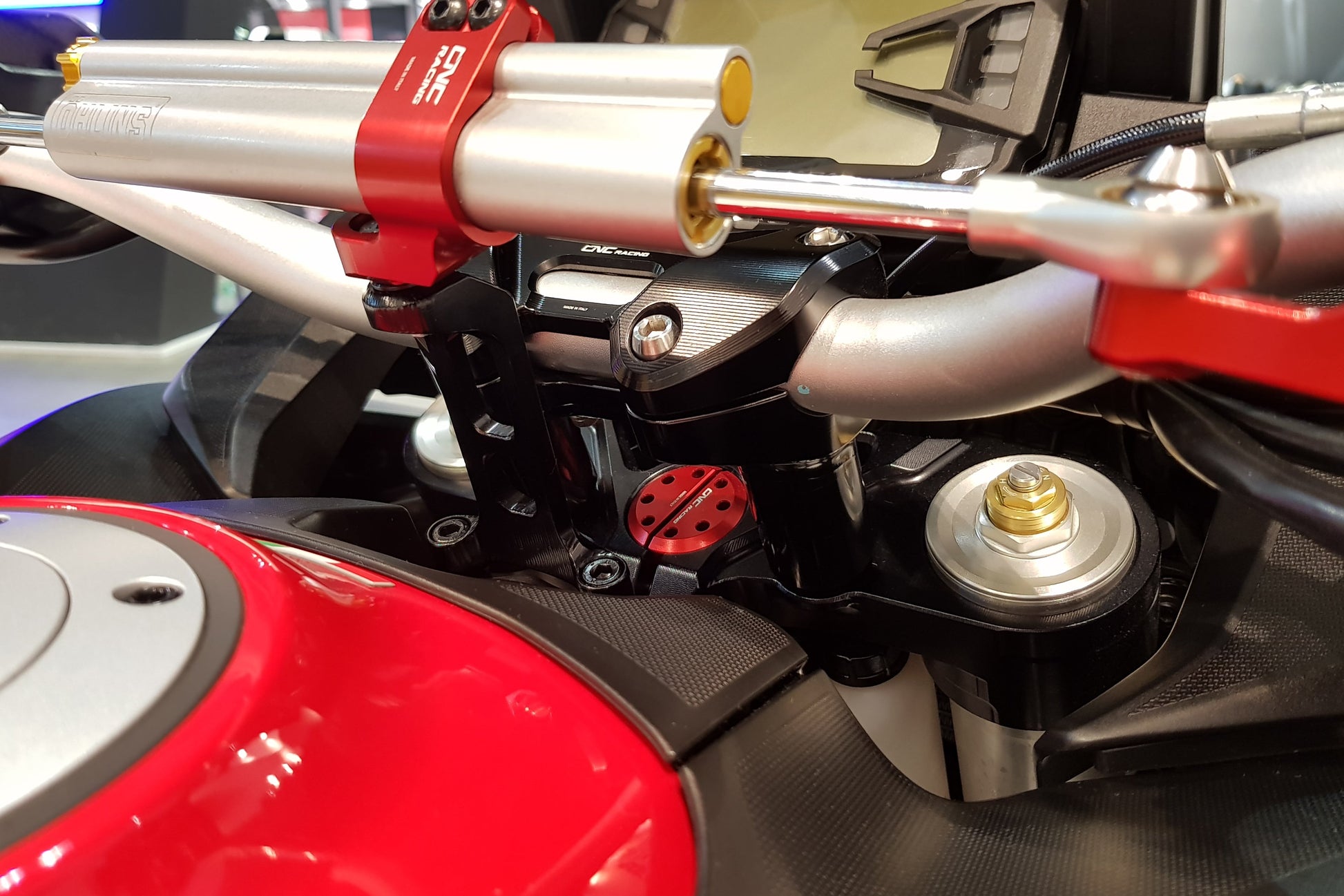 Balhoofd moer CNC Racing Ducati Monster M900ie (2000-2002) rood gemonteerd op Multistrada