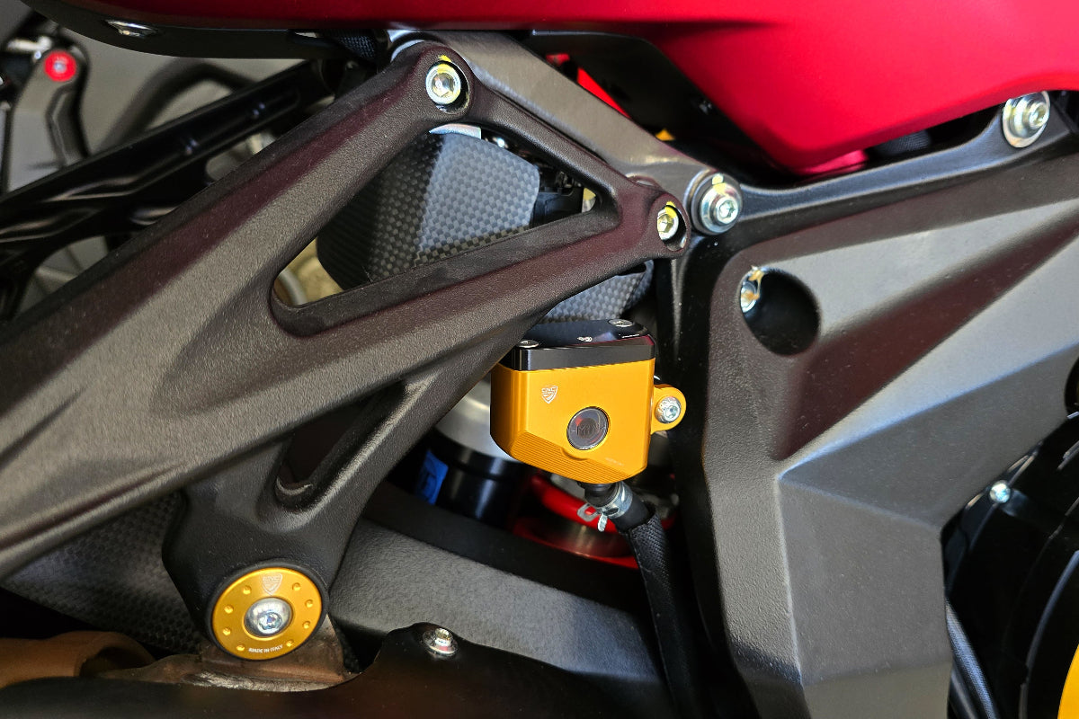 Achterrem remvloeistof reservoir deksel 'Touch' MV Agusta Brutale 800 (2016-2017) zwart deksel gemonteerd zijaanzicht