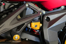 Achterrem remvloeistof reservoir deksel 'Touch' MV Agusta Brutale 800 RR (2013-2015) zwart deksel gemonteerd zijaanzicht