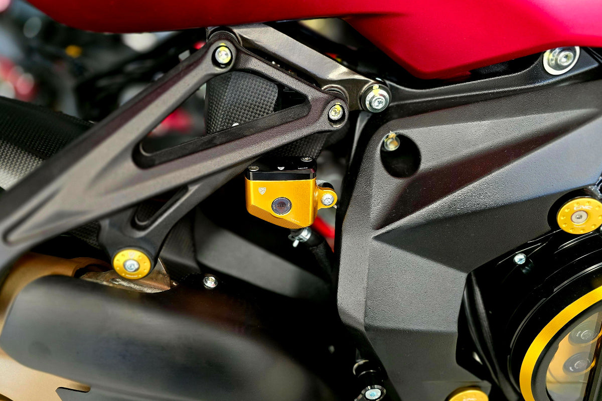 Achterrem remvloeistof reservoir deksel 'Touch' MV Agusta Dragster 800 E3 (2014-2017) zwart deksel gemonteerd achteraanzicht