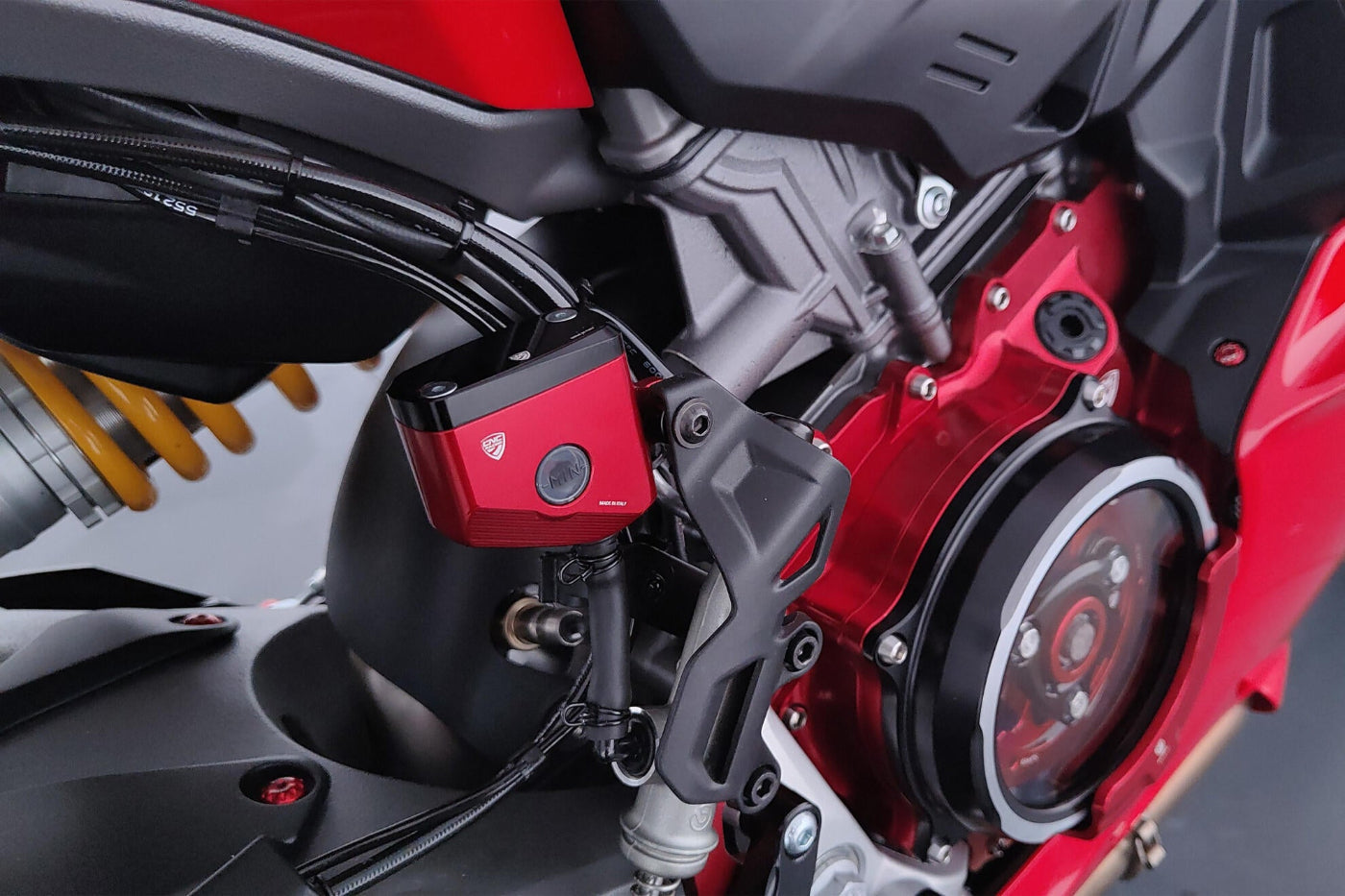 Achterrem vloeistof reservoir MV Agusta Brutale 1090 RR (2010-2017) gemonteerd in rood achteraanzicht