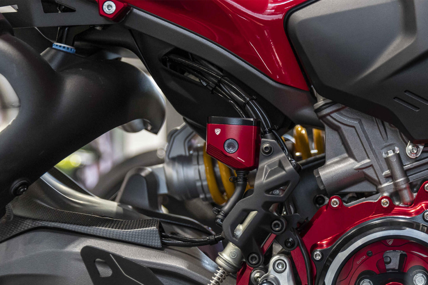Achterrem vloeistof reservoir MV Agusta Rivale 800 (2013-2017) gemonteerd in rood zijaanzicht