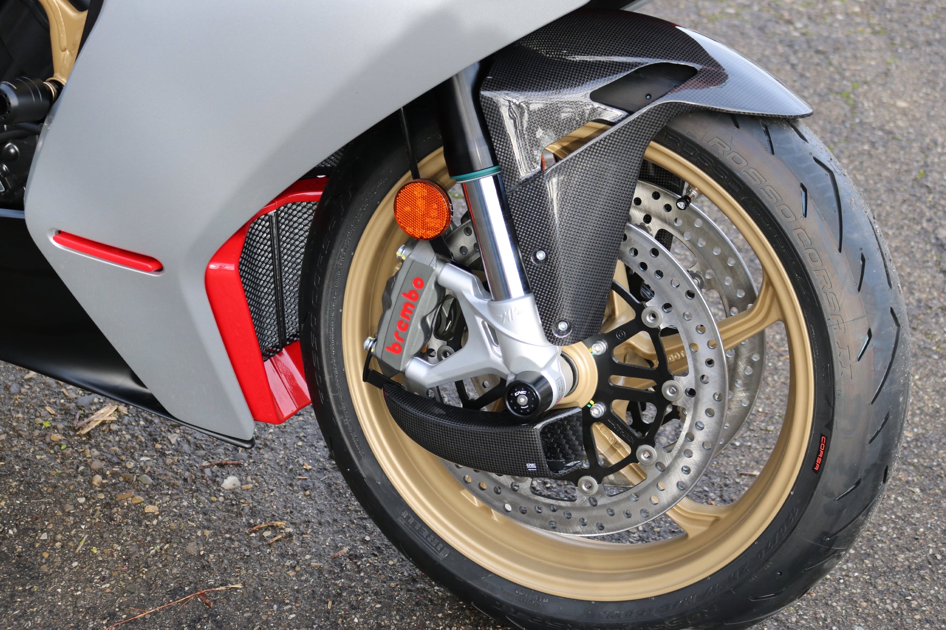 GP Remklauw koeling luchtgeleider set carbon Triumph Tiger 1200 XR (2017) glanzend carbon gemonteerd op MV Agusta ter voorbeeld