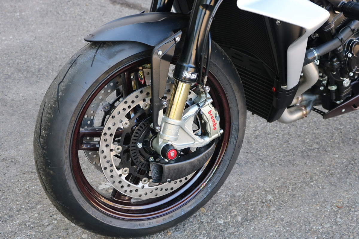 GP Remklauw koeling luchtgeleider set carbon Ducati Monster 800 (2003) mat carbon gemonteerd op MV Agusta incl BST carbon velg ter voorbeeld