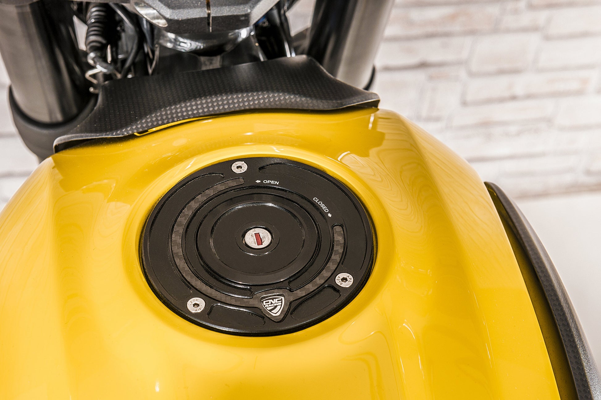 Kern met slot voor CNC Racing tankdop - Ducati Scrambler Full Throttle (2019-2021) zwart gemonteerd in zwarte tankdop