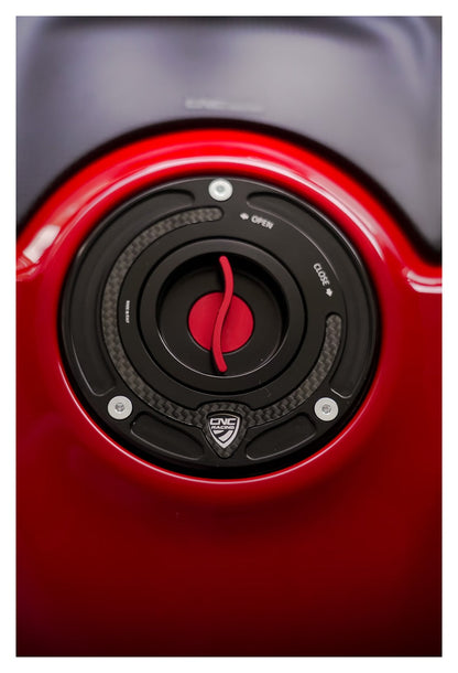 Tankdop buitenrand Carbonio Ducati ST4S (1997-2003) zwart gemonteerd incl tankdop kern zwart-rood bovenaanzicht