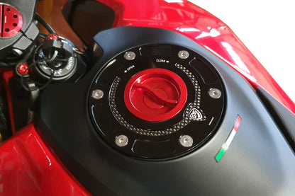 Snelsluiter kern voor CNC Racing tankdop Ducati Panigale V4 S (2018-2020) rood gemonteerd in zwarte tankdop detailfoto
