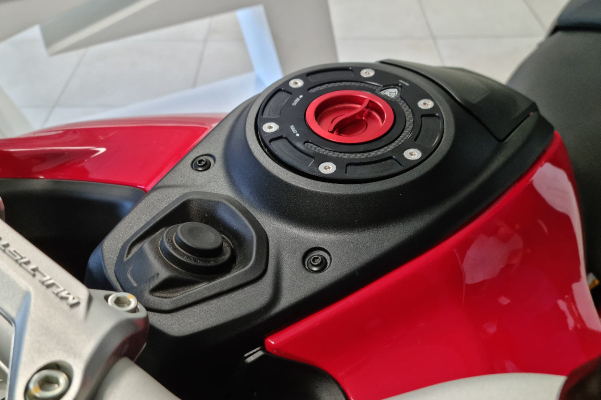 Snelsluiter kern voor CNC Racing tankdop Ducati Scrambler Nightshift (2023+) gemonteerd in tankdop Carbonio afgebeeld op Multistrada
