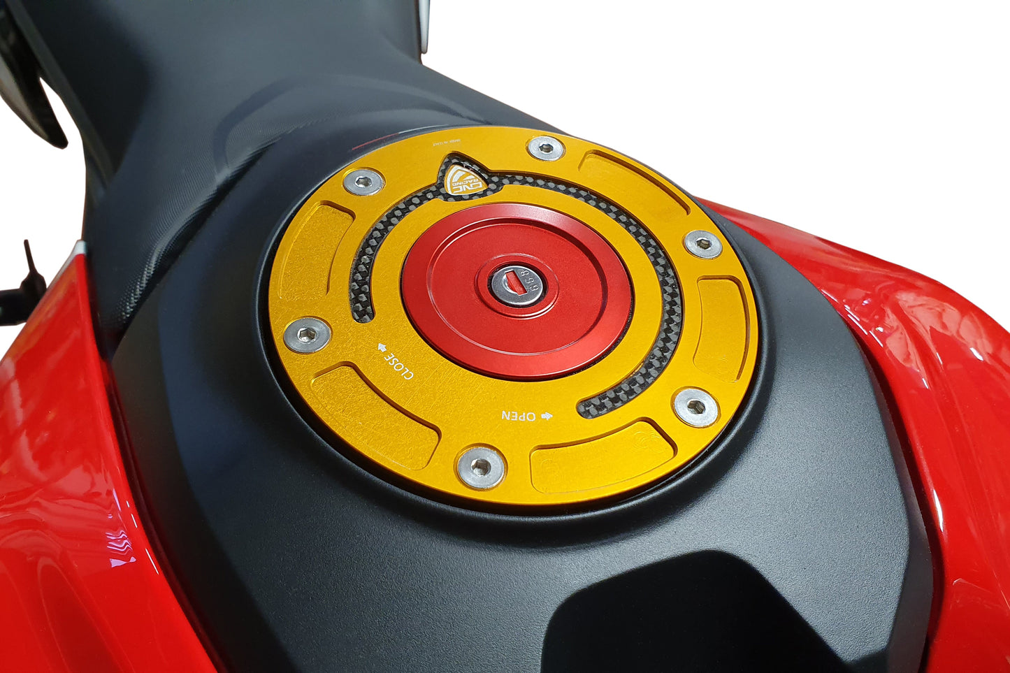 Carbon tankdop buitenrand Ducati Multistrada 950 (2017-2018) gemonteerd in goud met rode kern