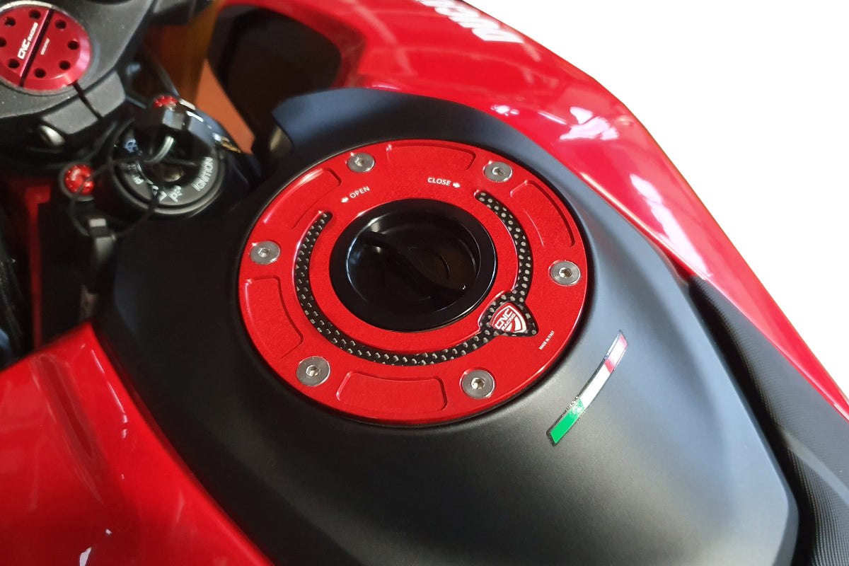 Snelsluiter kern voor CNC Racing tankdop Ducati Monster 1100 EVO (2011-2015) zwart gemonteerd in rode tankdop