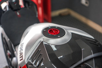 Snelsluiter kern voor CNC Racing tankdop KTM 1290 Super Duke R (2020+) gemonteerd in carbon tankdop bij carbon tankcover