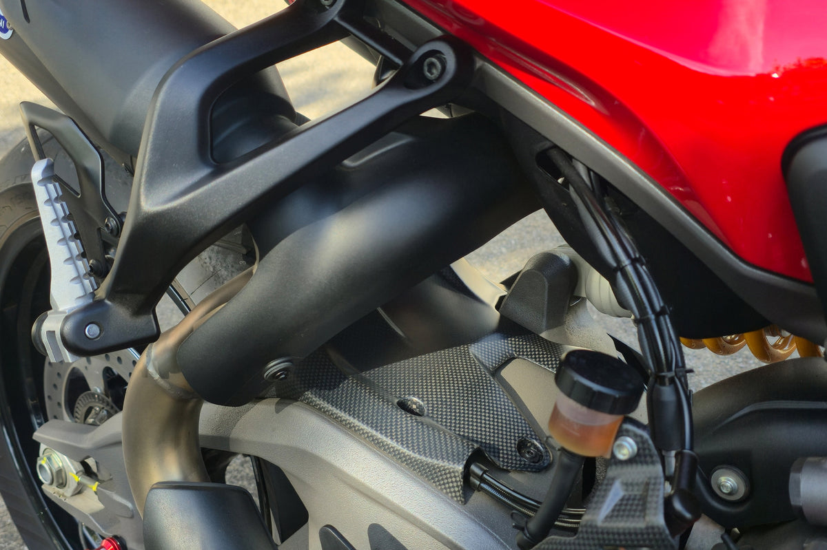 Detail rechtsvoor van CNC Racing ZA222Y mat carbon achterspatbord Streetfighter V2 en Monster V2
