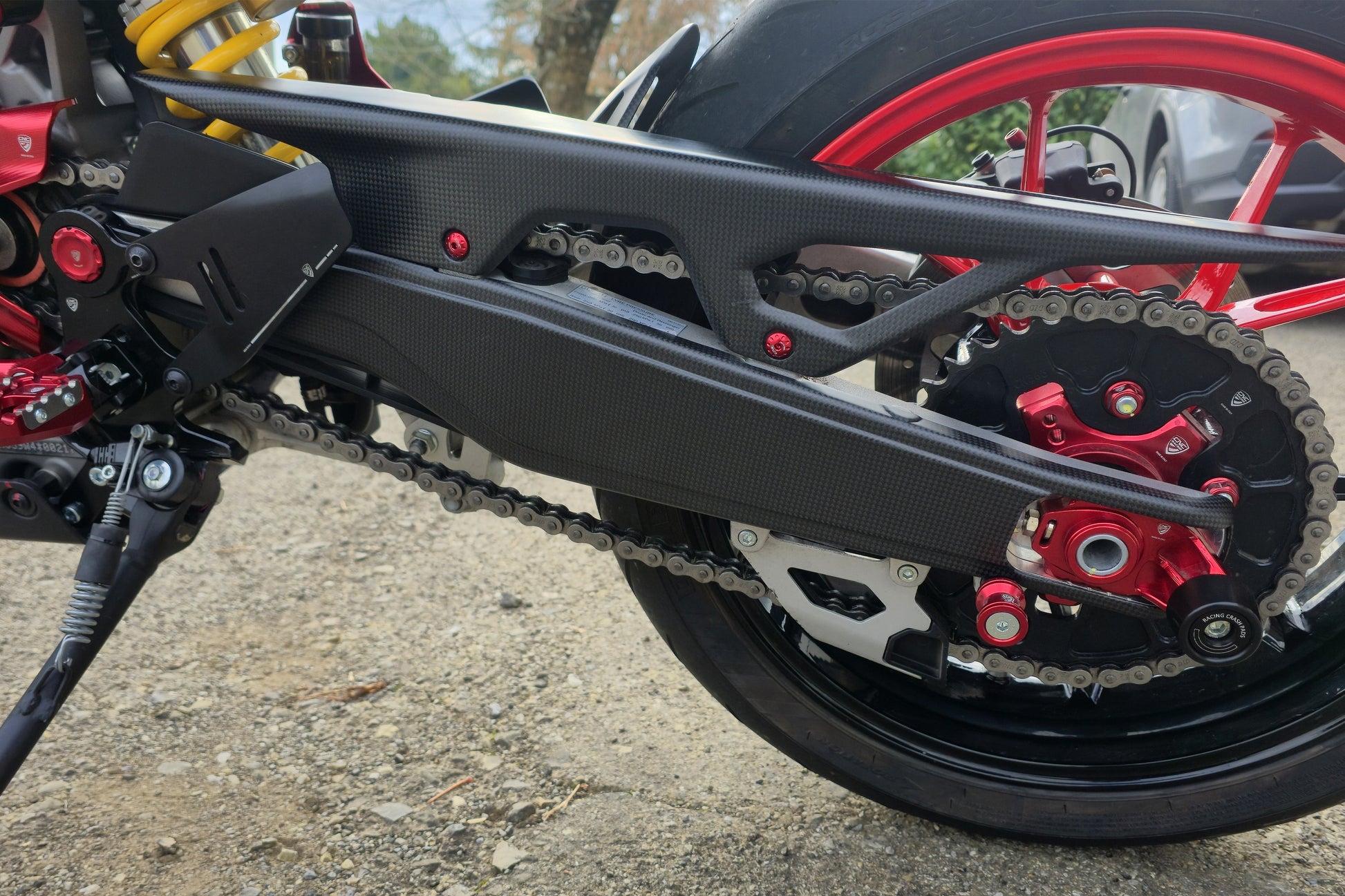 Carbon achterbrugbeschermer links – gemonteerd op Ducati Hypermotard 698 Mono