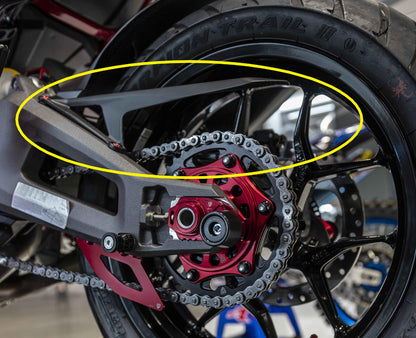 Carbon bovenste kettingbeschermer van CNC Racing gemonteerd op Ducati Multistrada V2 – detail van de achterbrug en ketting