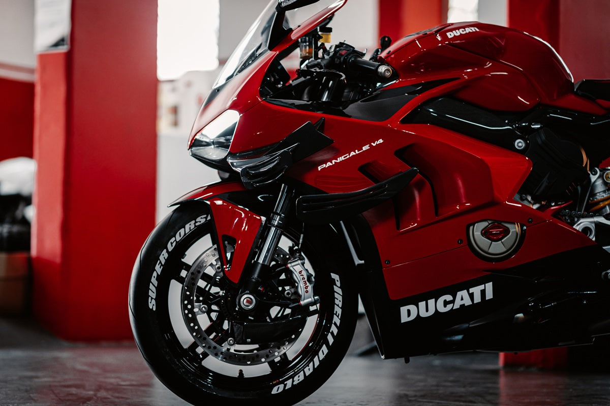 GP Remklauw koeling luchtgeleider set carbon Aprilia RSV Tuono (2002-2005) mat carbon gemonteerd op Ducati Panigale ter voorbeeld