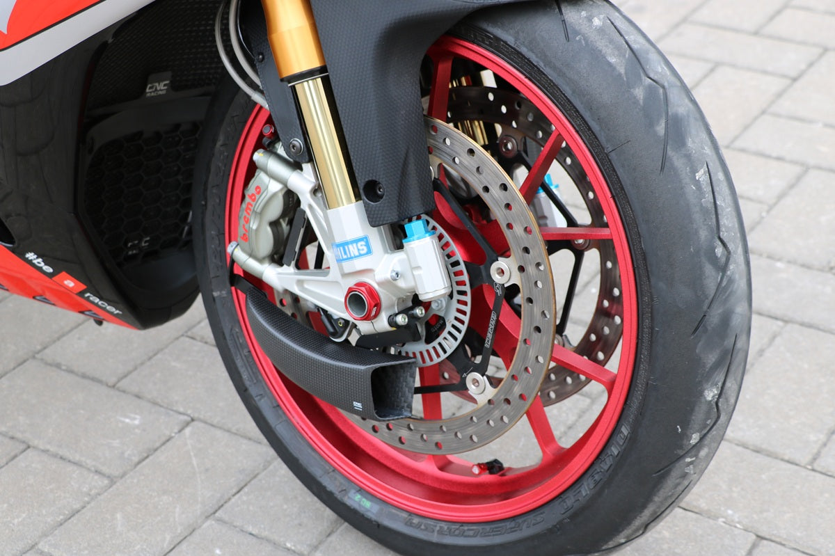 GP Remklauw koeling luchtgeleider set carbon Ducati Monster 1200 25 Anniversario (2020) mat carbon gemonteerd op Aprilia Tuono V4 ter voorbeeld