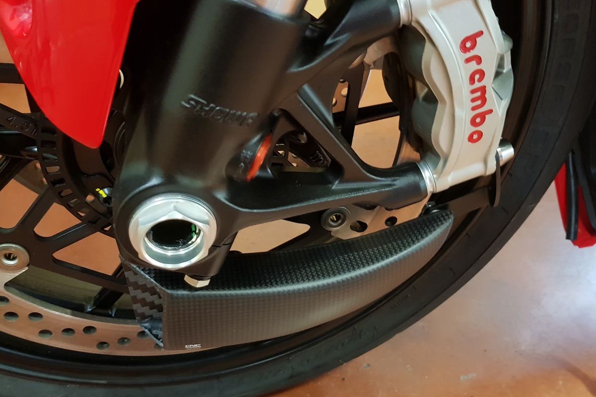 GP Remklauw koeling luchtgeleider set carbon Kawasaki ZX-10R (2008-2010) mat carbon gemonteerd op Ducati Streetfighter ter voorbeeld