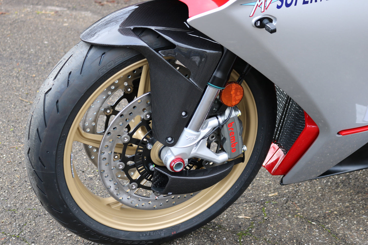 GP Remklauw koeling luchtgeleider set carbon Kawasaki Z1100 SE (2026+) glanzend carbon gemonteerd op MV Agusta ter voorbeeld