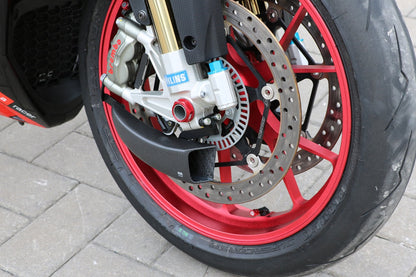 GP Remklauw koeling luchtgeleider set carbon Ducati Hypermotard 950 RVE (2020-2025) mat carbon gemonteerd op Aprilia Tuono V4 ter voorbeeld