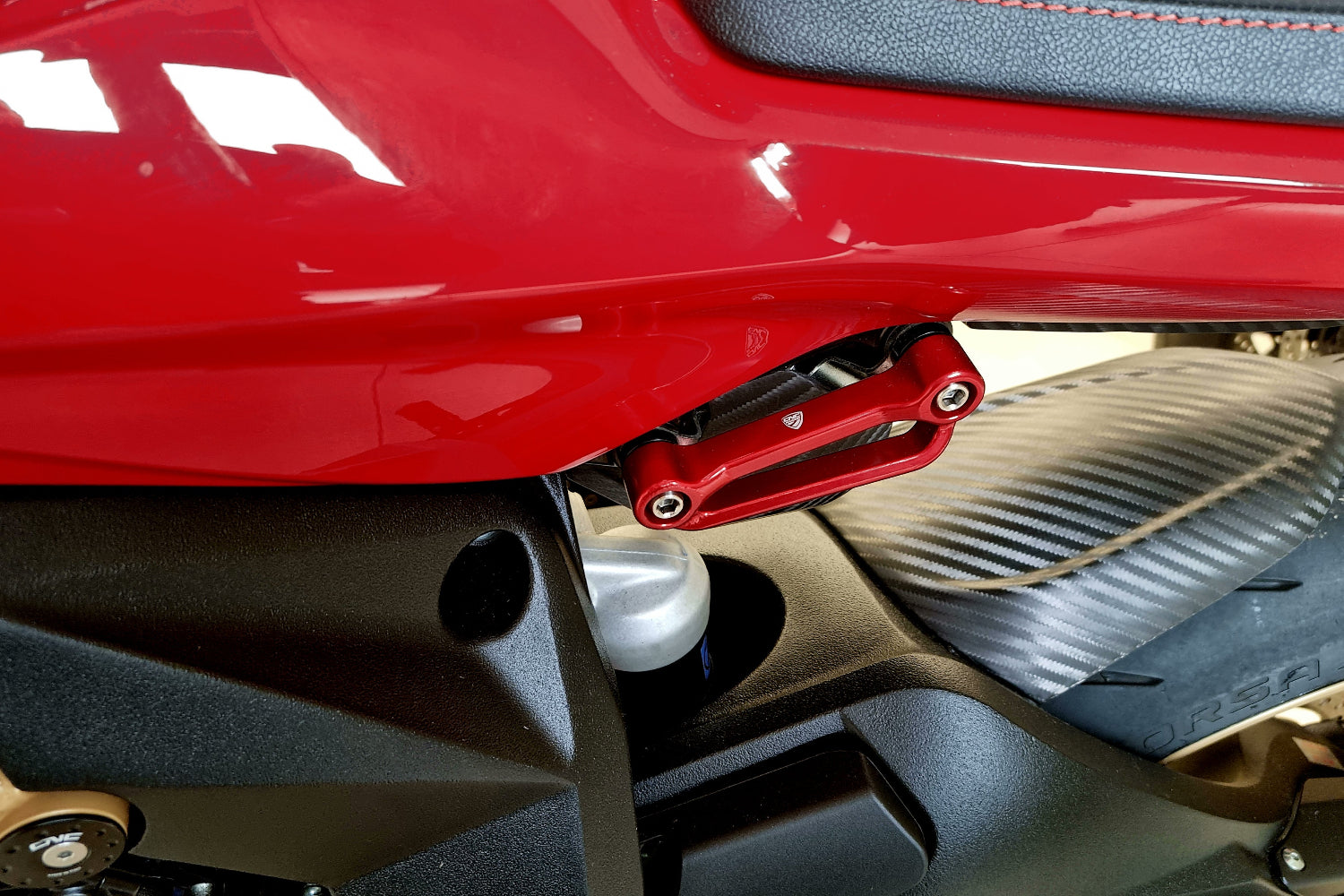 CNC Racing duosteun vervanger set in rood gemonteerd op de linkerzijde van een MV Agusta Superveloce 800